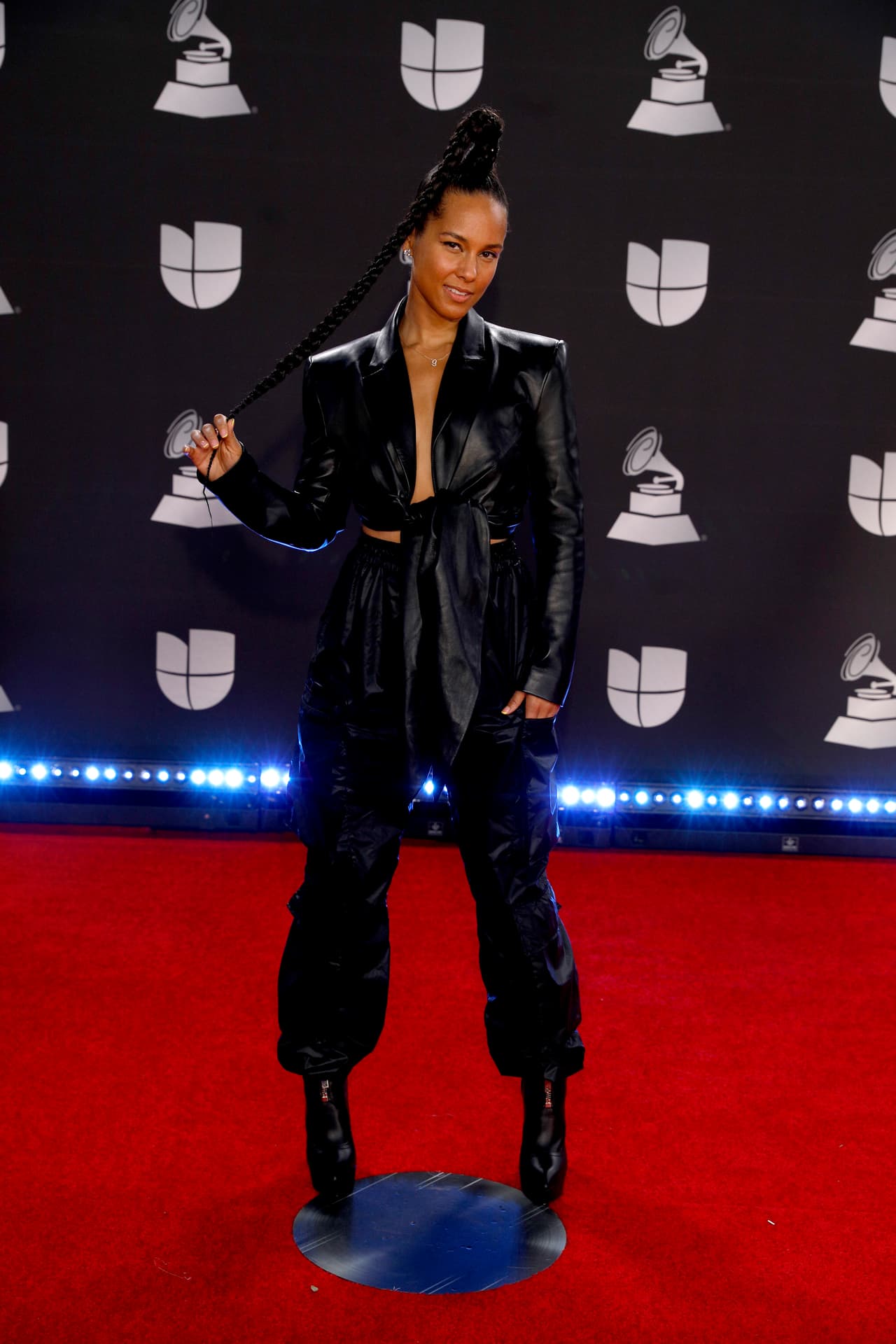 Keys acompañ´ó el conjunto con botines negros, el pelo en una cola alta y su rostro sin gota de maquillaje, como ya es tradición.