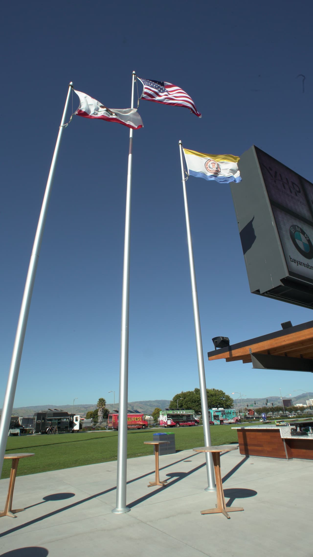 En su orden, las banderas de California, Estados Unidos y la ciudad de San José ondean en el estadio.