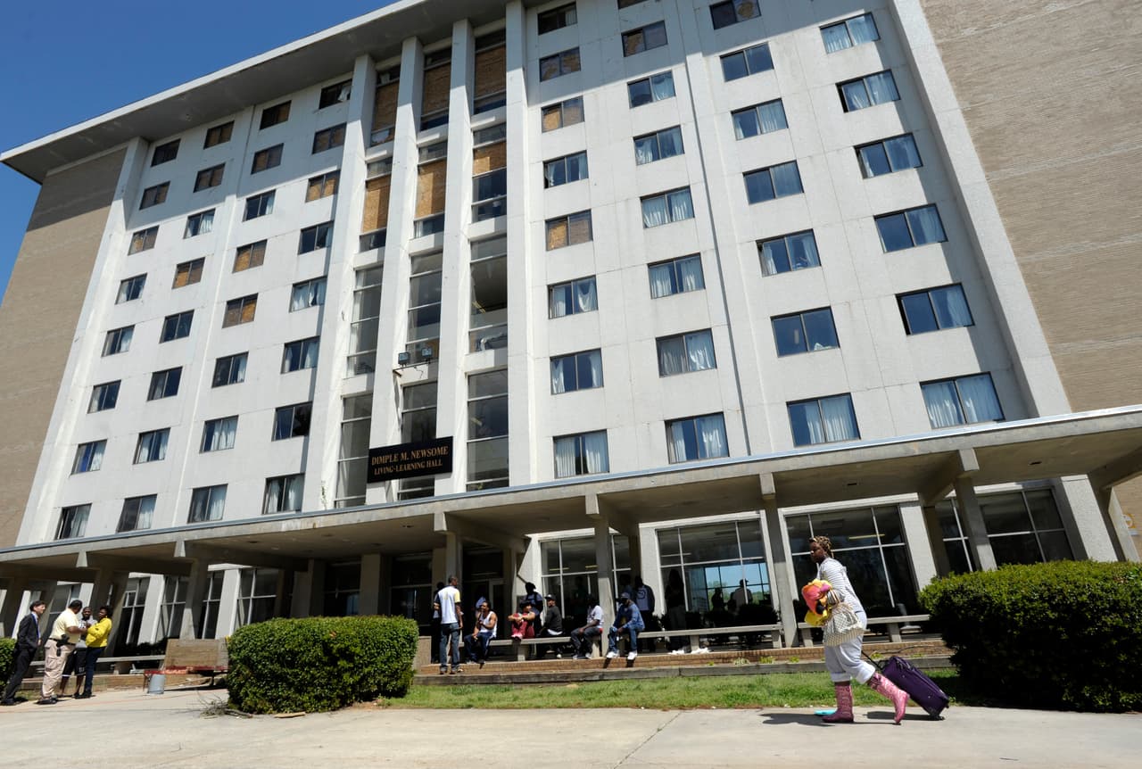 Shaw University, en el centro de Raleigh, sufrió severos daños durante la tormenta: incluido el centro de estudiantes, tres dormitorios y el gimnasio.