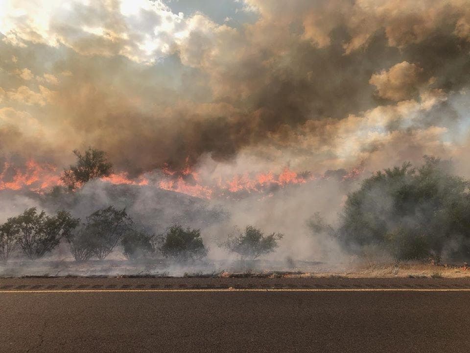 Se ha emitido orden de evacuar para los residentes en el área de Apache Lake en el Condado Maricopa debido al incendio forestal Bush a lo largo de la ruta estatal 87. “Para aquellos residentes que han sido evacuados y requieren asistencia, llame a la Cruz Roja Americana al 1-800-842-7349”, indican los funcionarios del Bosque Nacional Tonto. 
<br>