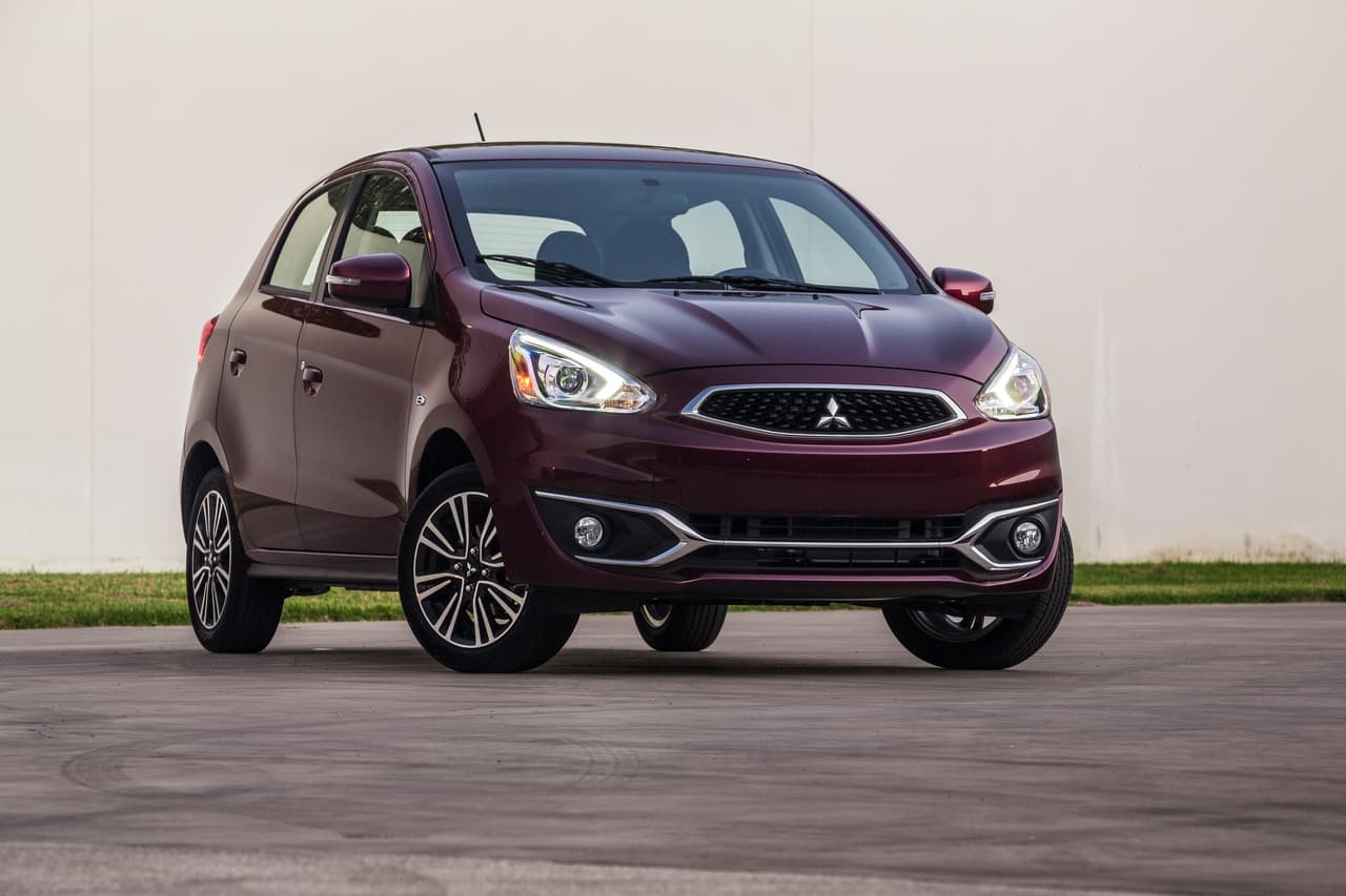 <b>Puesto 2 – Mitsubishi Mirage: </b>Uno de los dos vehículos japoneses que hace a este podio es este pequeño hatchback. Si quieres uno de ellos, deberás invertir
<b>13,830 dólares</b>.