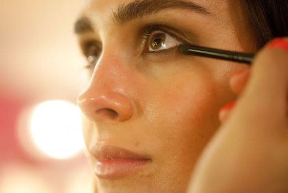 Te llevamos a la front row de las pasarelas internacionales de la mano de una experta, para que puedas lucir una mirada ahumada fabulosa