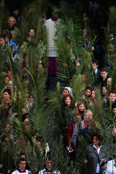 "No seáis nunca hombres y mujeres tristes: un cristiano jamás puede serlo. Nunca os dejéis vencer por el desánimo. Nuestra alegría no nace de tener muchas cosas, sino de haber encontrado a una persona, Jesús; con él nunca estamos solos, incluso en los momentos difíciles, aún cuando el camino de la vida tropieza con problemas y obstáculos que parecen insuperables y ¡hay tantos!", afirmó.