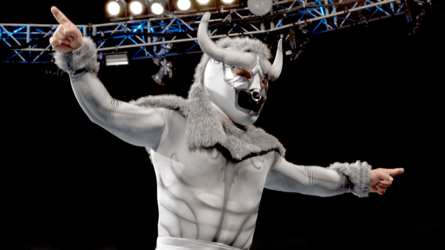 Mascarita Dorada, actuando como El Torito, fue animador en la WWE desde 2013 hasta 2016.