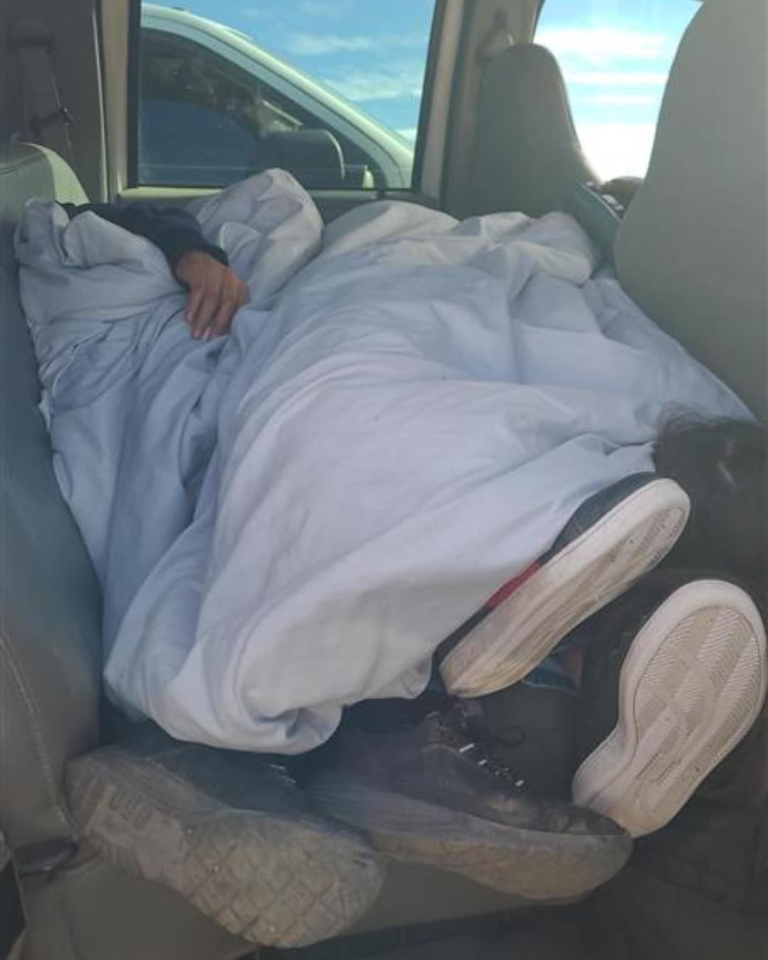 Ocho inmigrantes fueron arrestados; los dos vehículos fueron incautados.