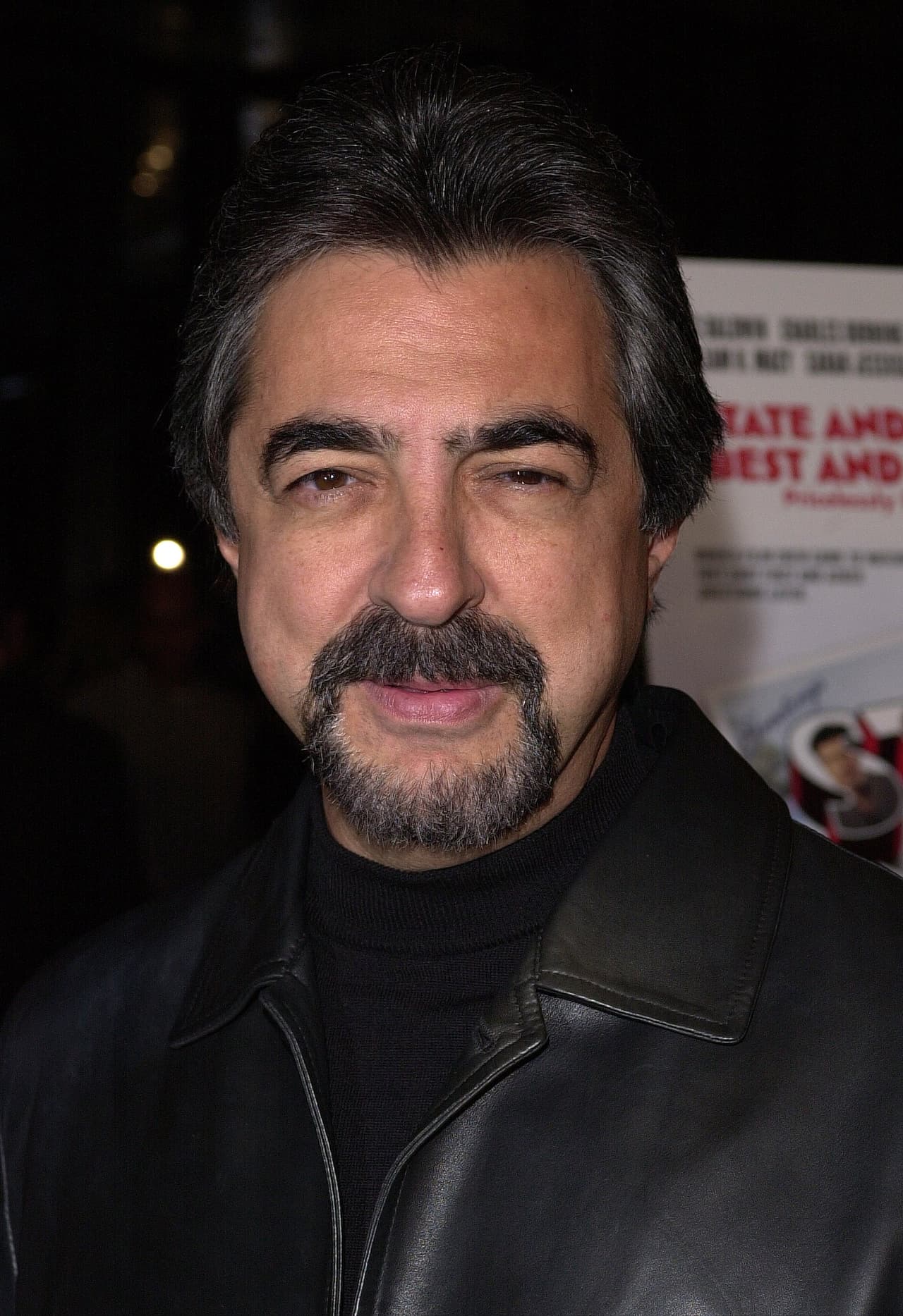 <b>#9 Joe Mantegna </b>
<br>A finales de 1988, mientras dio vida a Gould en la obra de Broadway ‘Speed-the-Plow’, el actor sufrió parálisis de Bell. Su afección se consideró temporal, pero en su semblante prevalecen algunos rasgos inherentes a este padecimiento.