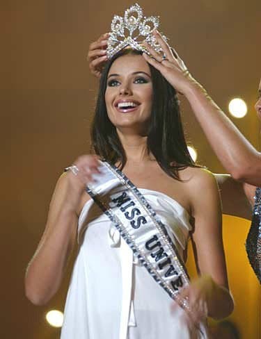 Oxana Fedorova fue la ganadora de Miss Universo ese año, se coronó como la primera rusa en ganar este certamen de belleza. Pero al poco tiempo de su mandato renunció a su reinado para terminar sus estudios y por otras razones personales.