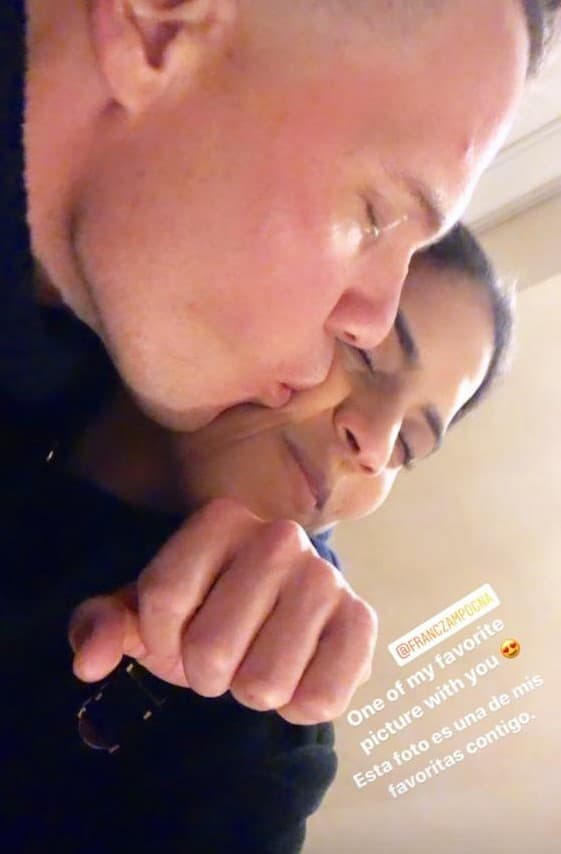 La imagen preferida de nuestra conductora es la de un intenso y tierno beso que le dio Francesco en la mejilla.