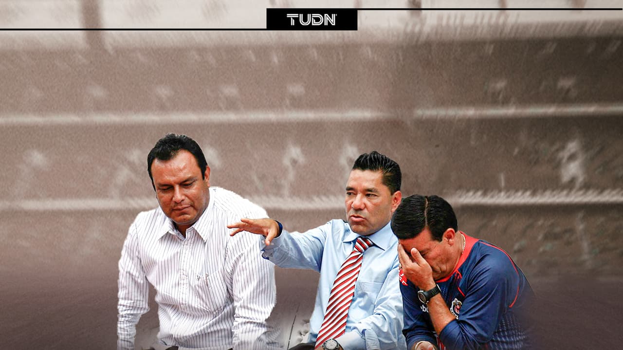 Marco Fabián de la Mora, al centro.