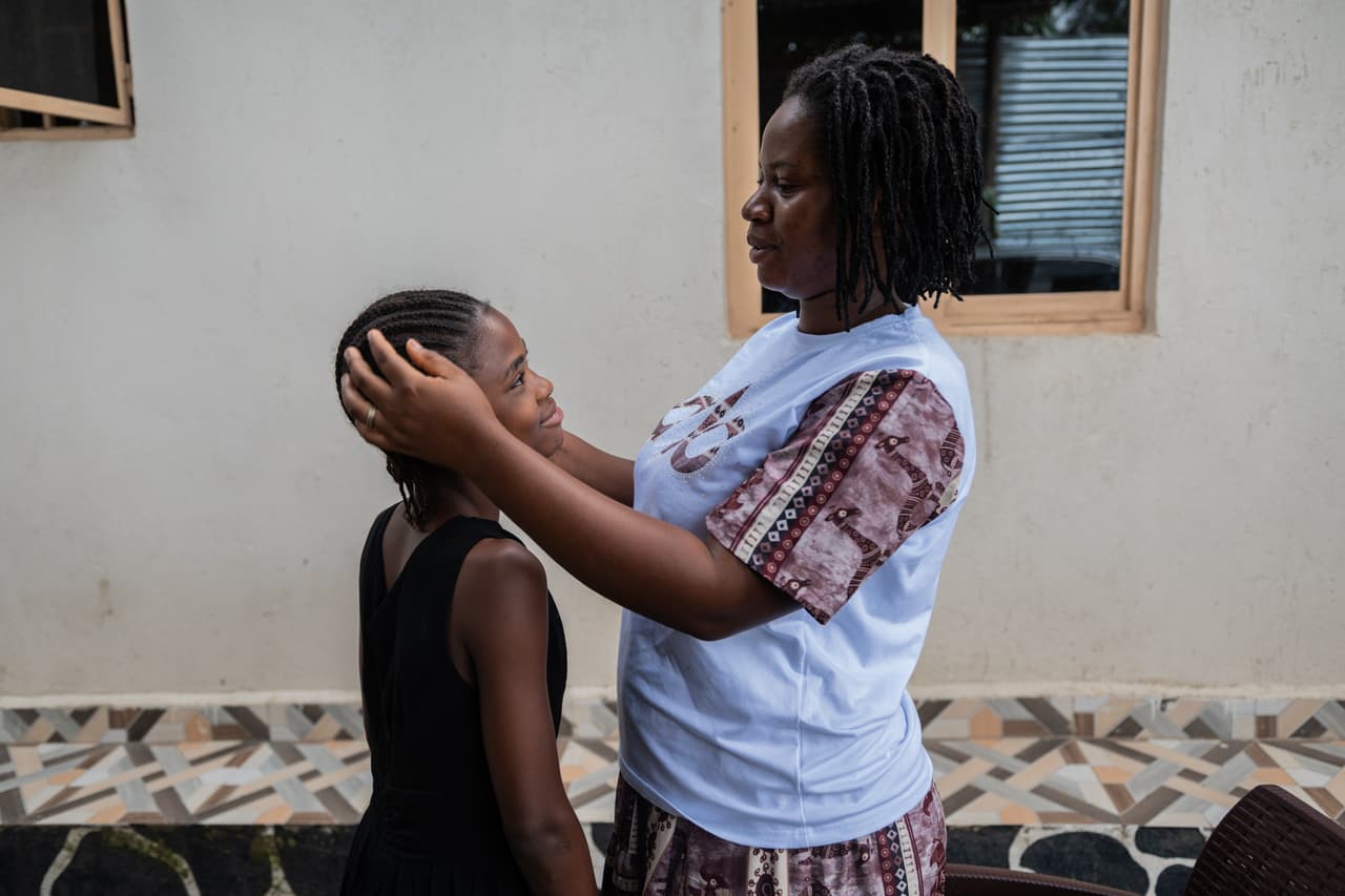 La población vive con miedo. Esther Lutula tiene 26 años, es madre de cuatro hijos y con cuatro meses de embarazo ha dejadode presentarse a sus revisiones prenatales por temor a contagiarse. (AP Foto/Moses Sawasawa)
