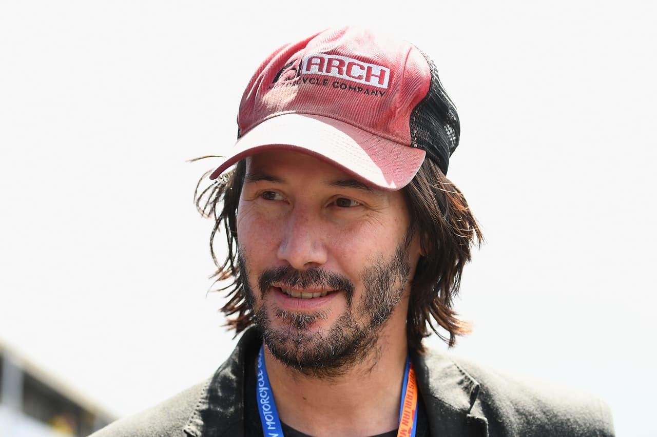 <b>Keanu Reeves</b>
<br>Utiliza transportación pública, cede su puesto a quienes lo necesitan, viaja en clase económica, almuerza en la calle y va al cine como todos nosotros. Y eso, teniendo en cuenta que su fortuna está estimada en 350 millones de dólares.