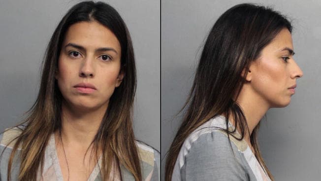 Acusan a una mujer hispana de quemar la mano de su hijo para castigarlo