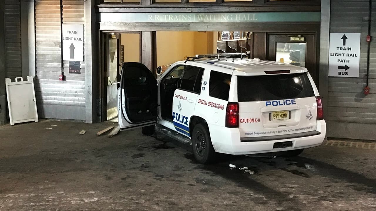 Una persona robó un vehículo policial y lo estrelló contra las puertas de una estación de trenes