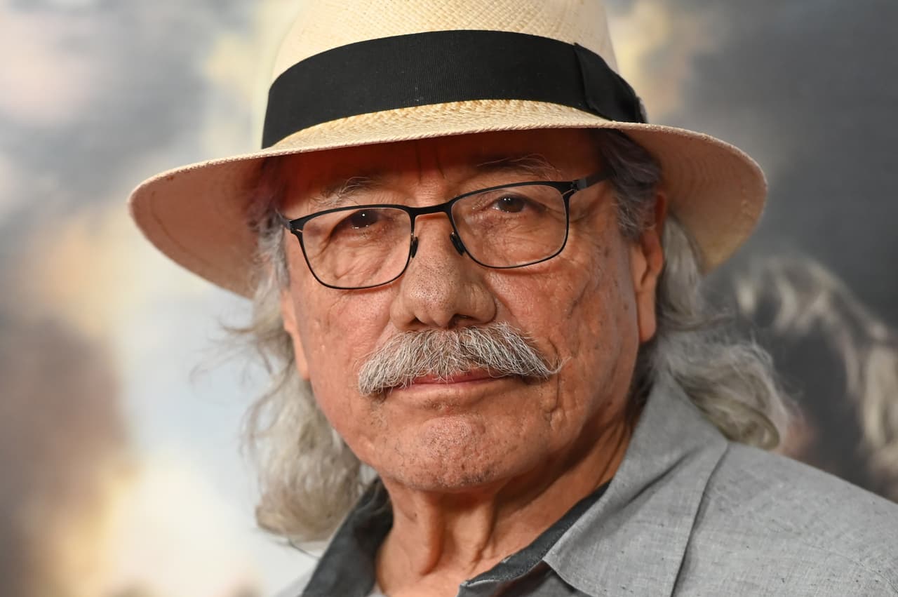 “Nunca le había dicho a la gente por quién votar y nunca había apoyado ninguna postura política, pero eso cambió este año (...) voy a votar por Joe Biden, punto”, dijo el actor 
<a href="https://news.yahoo.com/george-lopez-just-wants-latinos-075114757.html"><b>Edward James Olmos</b><u> a la agencia AP</u></a>. “La razón es por la forma en que nos han tratado a los latinos (la administración Trump), ha sido abrumadoramente negativa, y la discriminación ha sido total”, agregó el actor, conocido por su papel en la serie ‘Miami Vice’.