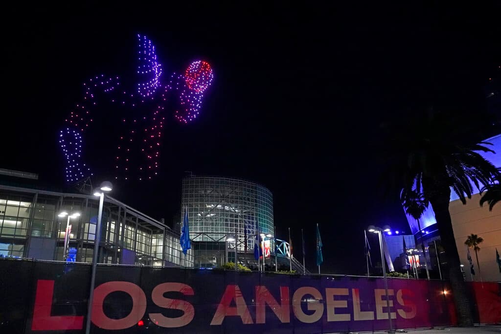Diferentes figuras alumbraron el cielo de Los Ángeles, durante un deslumbrante show de drones en la antesala del 
<a href="https://www.univision.com/local/los-angeles-kmex/comparte-tu-pasion-por-el-super-bowl-con-repoortalo-los-angeles-video" target="_blank">Super Bowl</a> este domingo.