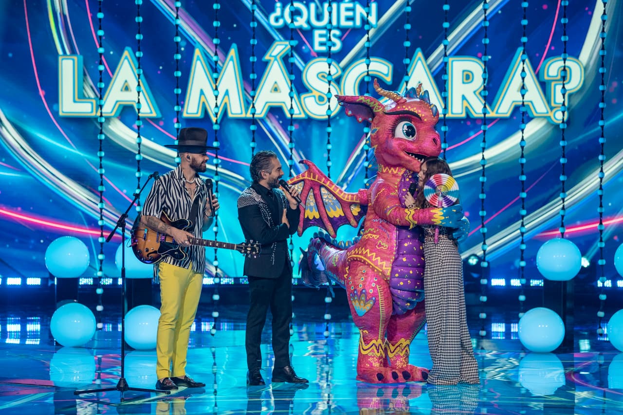 Galilea Montijo cambió su primera predicción de la noche y se unió a Carlos Rivera al decir que se trataba de Ana Bárbara. Juanpa Zurita también cambió de opinión y creyó que se trataba de Aracely Arámbula y Yuri mantuvo su apuesta por Belinda. Después Alebrije contó una muy emotiva que vivió con la veracruzana, lo que le hizo saber cuál era la identidad de ese personaje, en uno de los momentos más emotivos de la temporada.