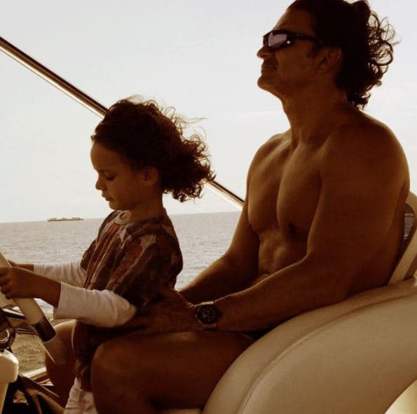 El cantante guatemalteco Ricardo Arjona ha demostrado que a sus 53 años aún conserva una figura envidiable.