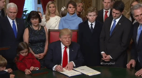 Primeros documentos firmados por el presidente Trump: nominaciones y el Día del Patriotismo