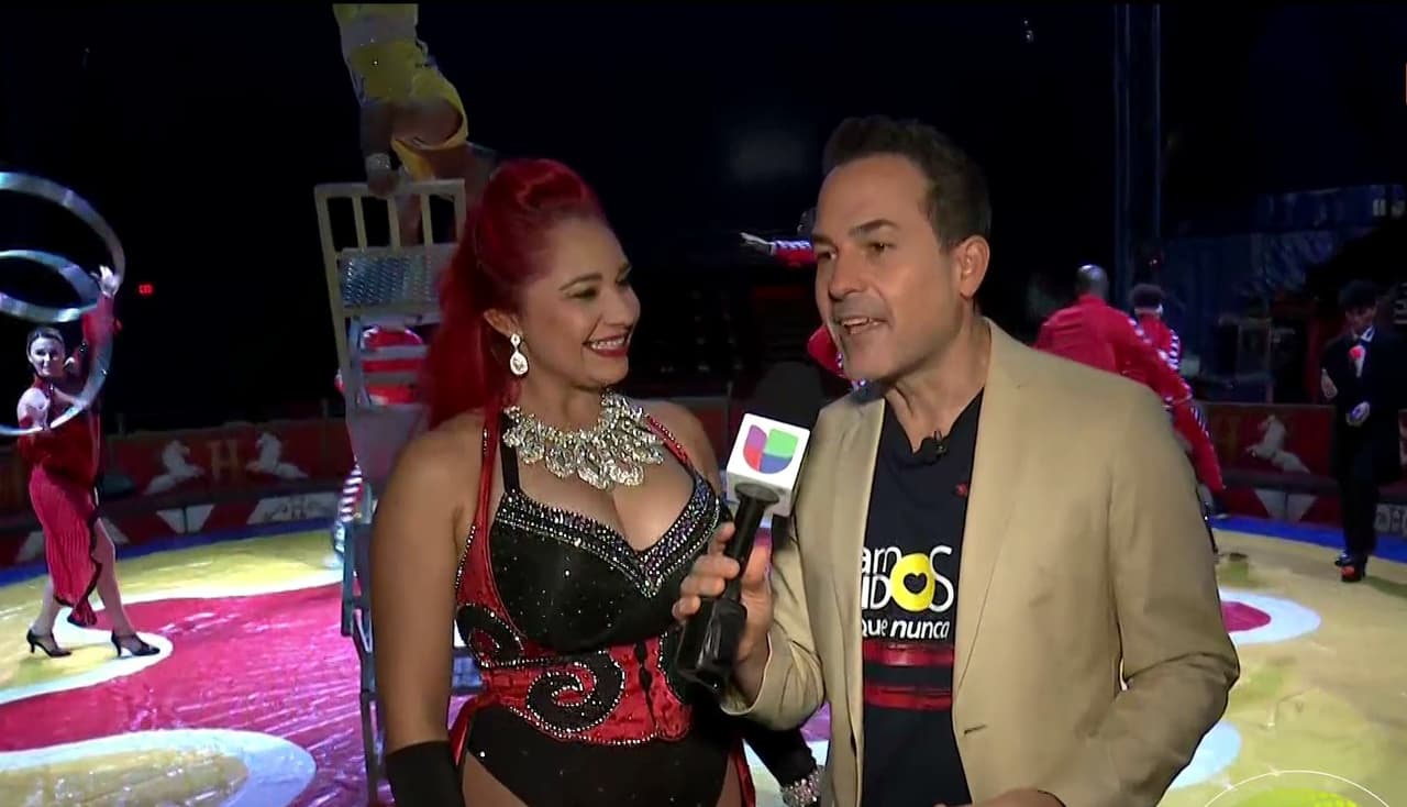 "En la carpa del circo Royal Hanneford sucede la magia", expresó Carlos. La maestra de ceremonias le contó sobre la vida de los artistas que divierten cada día al público.