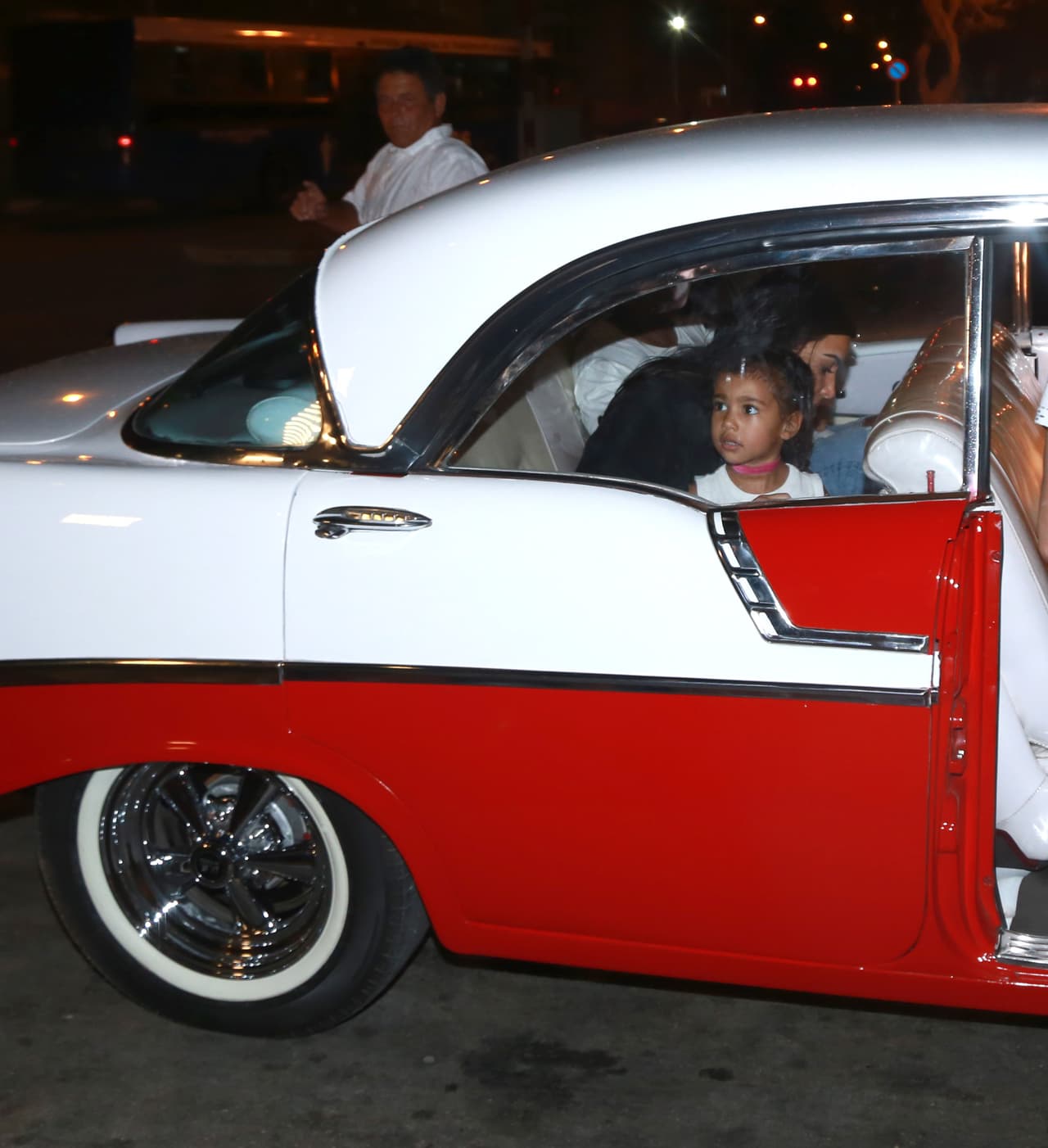 Por fin han paseado a Saint West con el rostro descubierto.