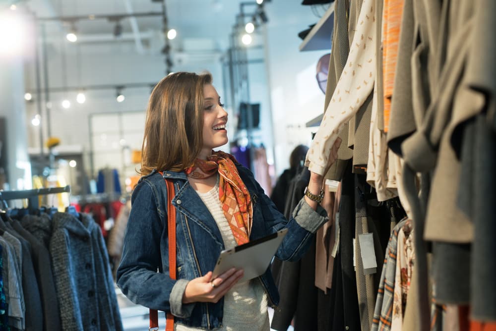 En tu vestuario tienes ropa con la etiqueta de las casas de moda más caras pero compradas en tiendas de liquidación. Te gustan colores oscuros y sobrios.