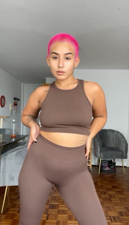 "Siempre esos paso como robot, ya cámbiale, estás muy tosca", "Bailas espantoso vato" o "Esta tipa no tiene nada" son solo algunos de los ejemplos que se pueden leer en sus diferentes fotos y videos.