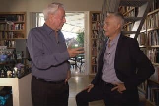 Jorge Ramos conversa con el escritor Mario Vargas Llosa, durante una entrevista en Madrid.