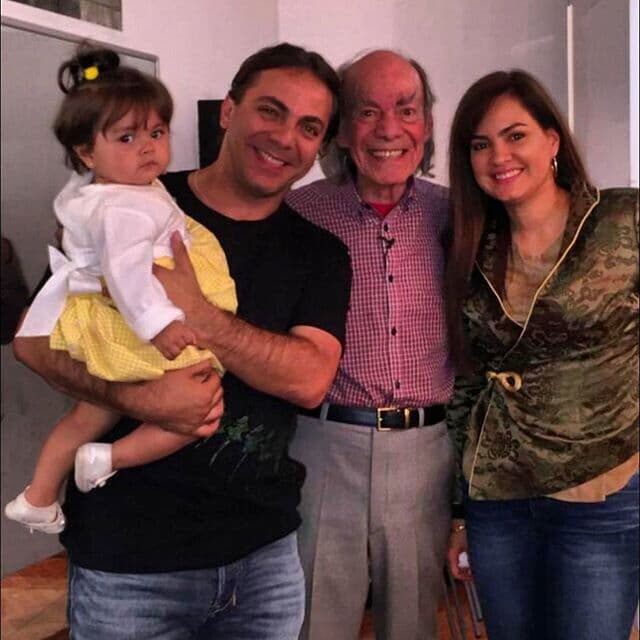 El cantante de inmediato la integró con sus abuelos.