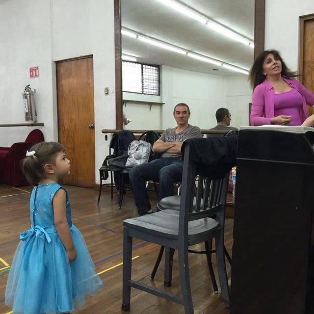 La Vero la lleva de un lado para otro, es como 'Mini-me'.