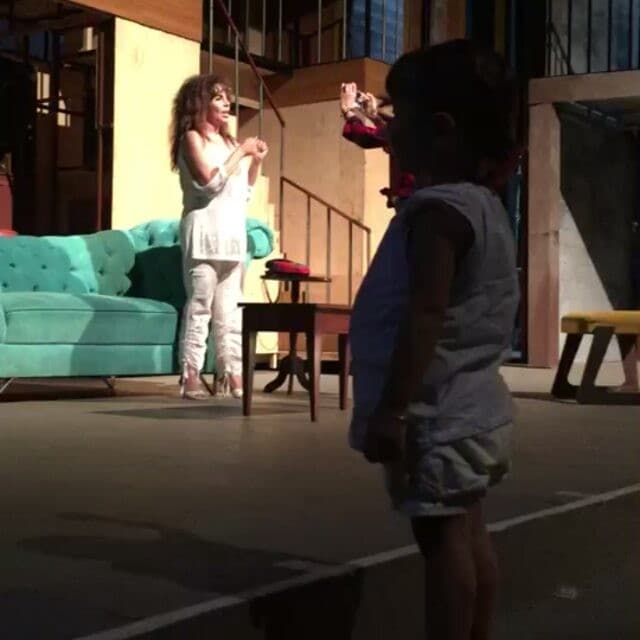 No pierde detalle de los ensayos.