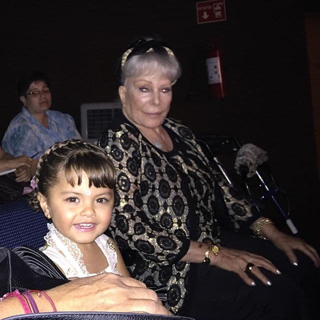 En el estreno de la puesta en escena 'Aplauso' estuvo en primera fila para aplaudir a su abuelita.