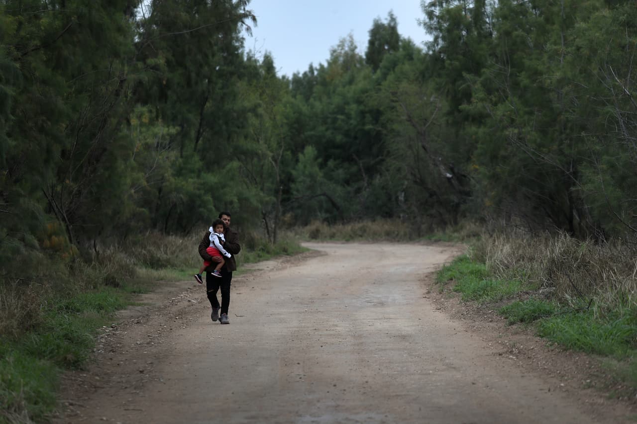 Inmigrantes centroamericanos en el sur de Texas antes de entragarse a la Patrulla Fronteriza. Antes, pese a entrar ilegalmente al país, podían pedir a los agentes que querían pedir asilo en Estados Unidos.