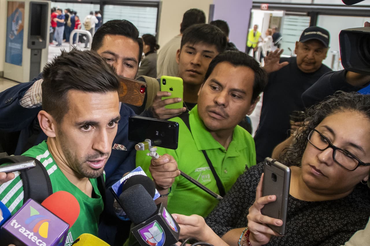 Una gran cantidad de reporteros y camarógrafos, así como de aficionados, estuvieron presentes en el Aeropuerto Internacional de la Ciudad de México donde este lunes arribaron varios miembros del Tri, además del Gerardo 'Tata' Martino y algunos directivos, luego de la consecución del título de la Copa Oro 2019 al vencer 1-0 a Estados Unidos en la Gran Final el domingo en Chicago.
