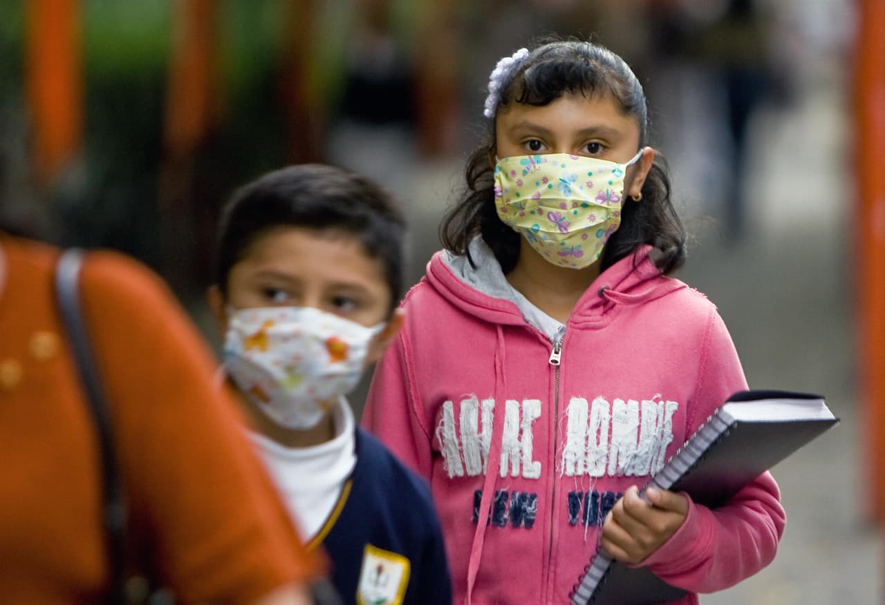 Piden al gobernador de Texas que permita a las escuelas exigir mascarillas para el regreso a clases