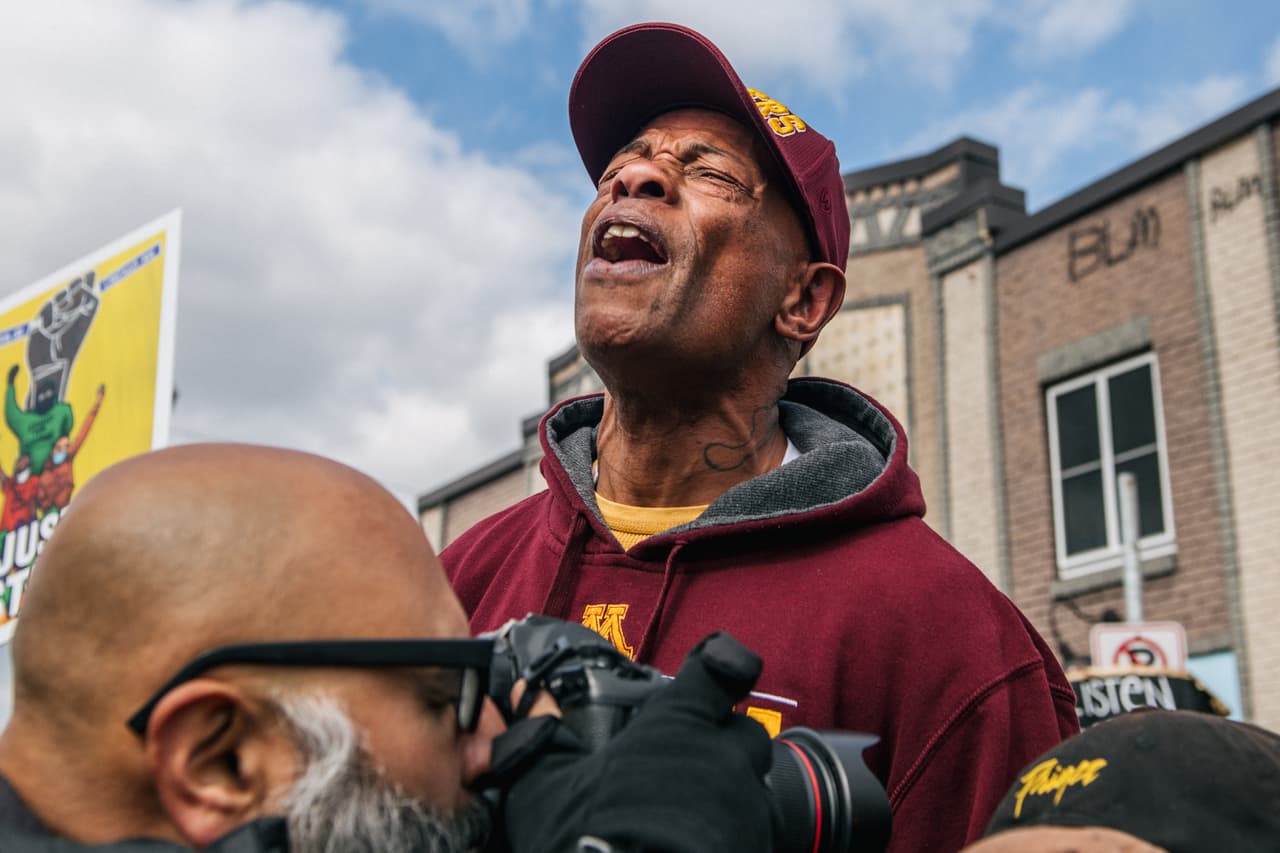 Un hombre entre las personas que celebran el veredicto del juicio contra 
<b>el exagente Derek Chauvin</b> en la intersección entre la 38th Street y Chicago Avenue en Minneapolis (Minnesota), el sitio donde en mayo de 2020 el expolicía pasó minutos arrodillado sobre el cuello del afroestadounidense 
<a href="https://www.univision.com/temas/muerte-de-george-floyd">George Floyd</a>, y donde murió asfixiado.
