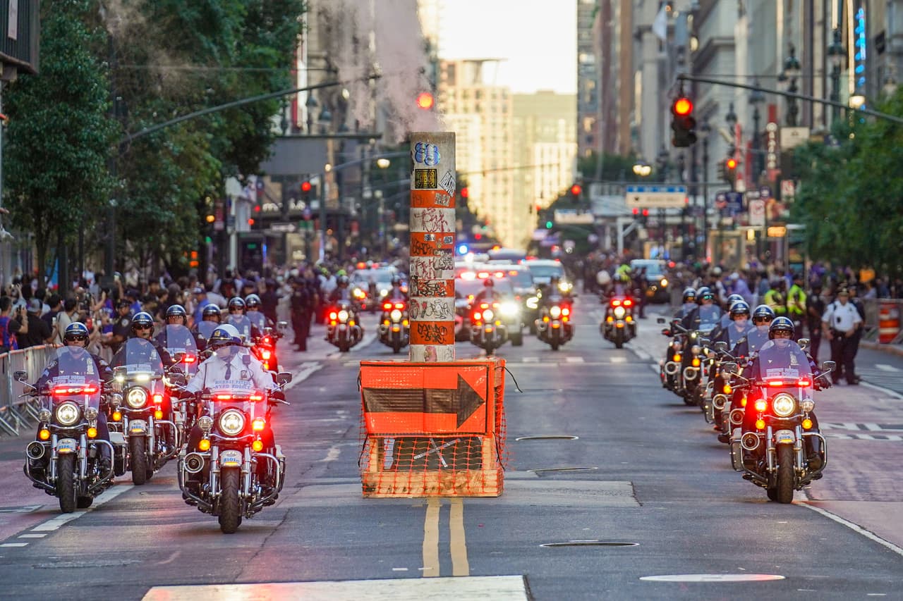 Agentes del NYPD escoltan la caravana del presidente Donald Trump a las afueras del Madison Square Garden.