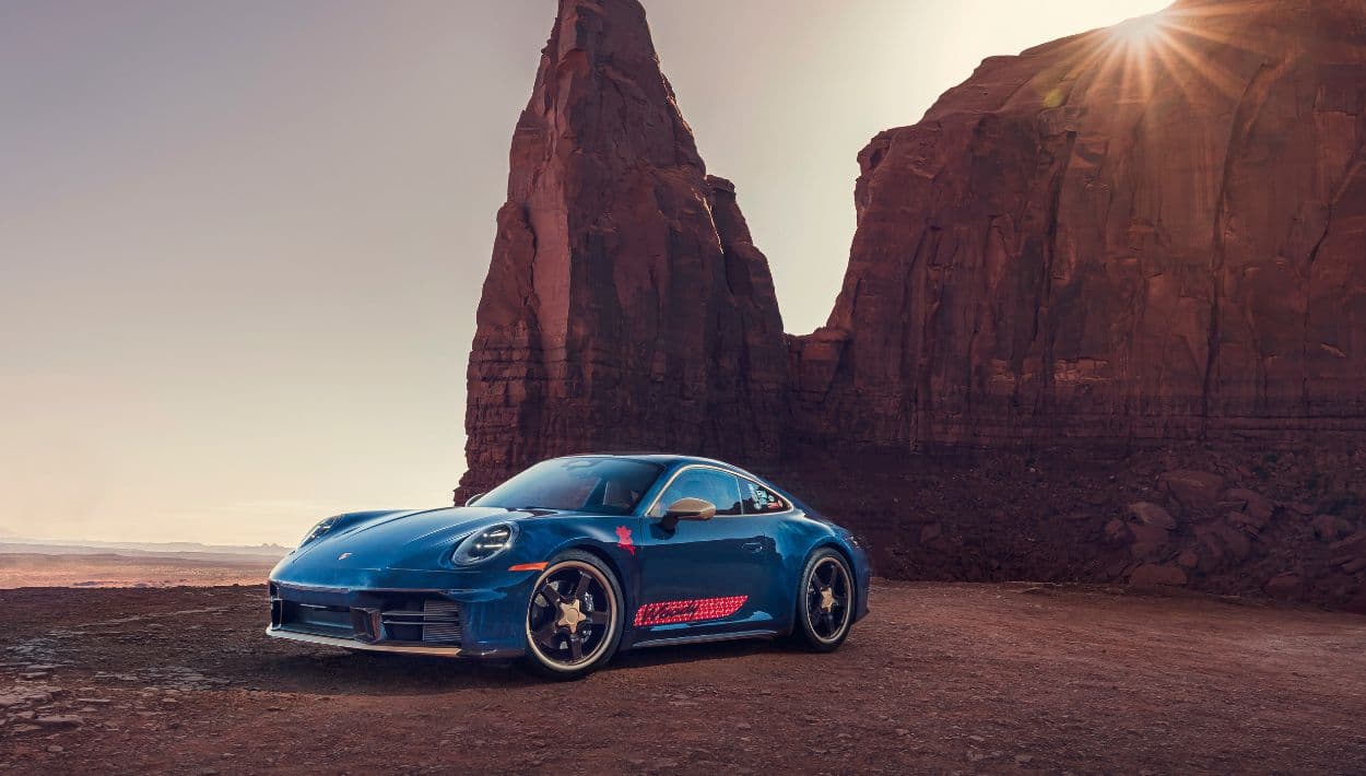 El azul mezclilla deslavado se roba miradas en la versión Woody de Porsche de esta una colección poco común de autos deportivos.