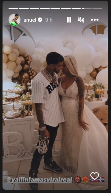 Mientras tanto, Anuel AA la acompañó con su emblemático estilo urbano vistiendo una camiseta de beisbol y pantalón deportivo.
<br>