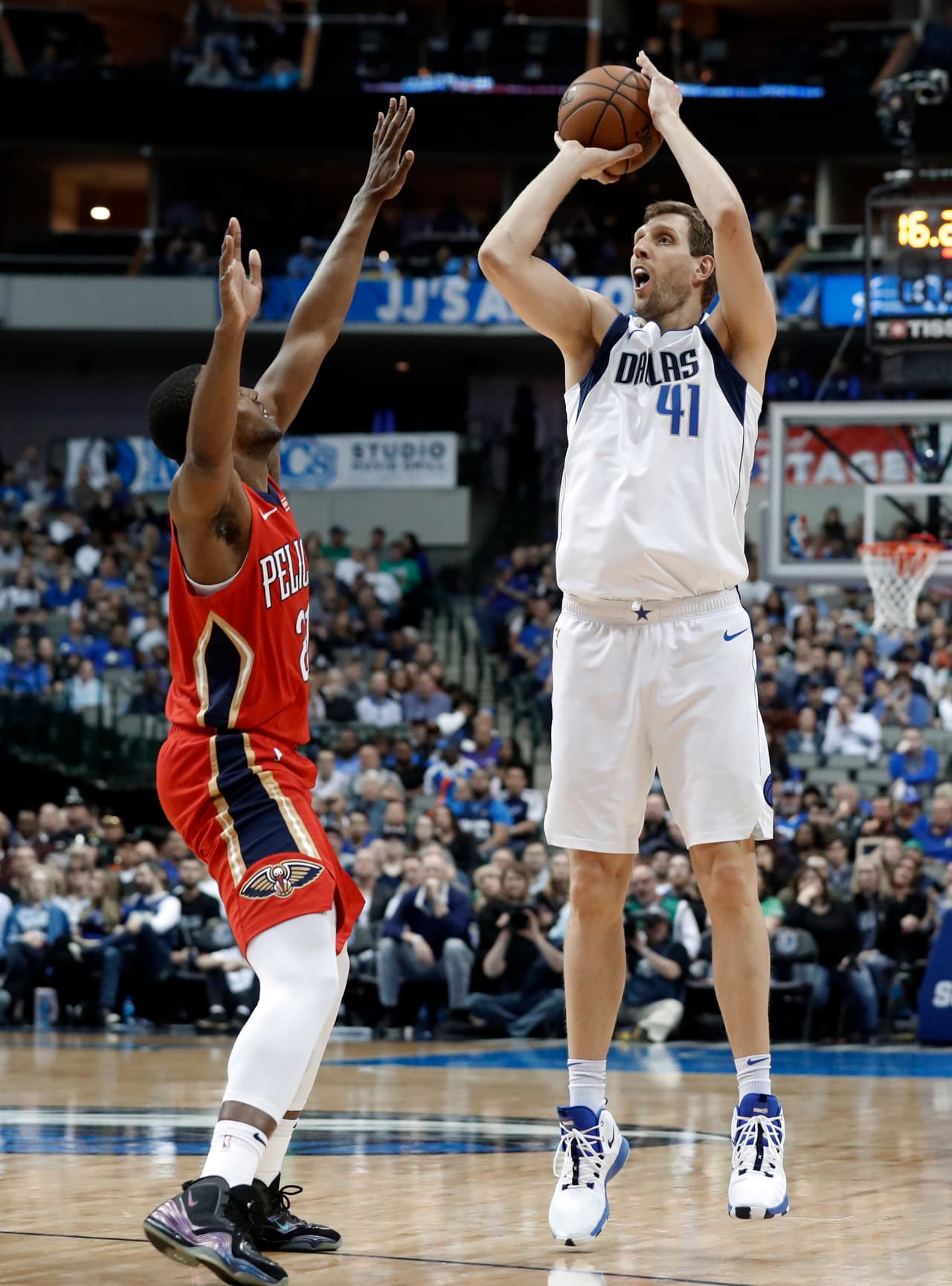 La altura de Nowitzki siempre en estos casos le otorga una ventaja adicional pero no es solo eso sino una técnica que le ha permitido llegar hasta aquí por más de dos décadas en la NBA.