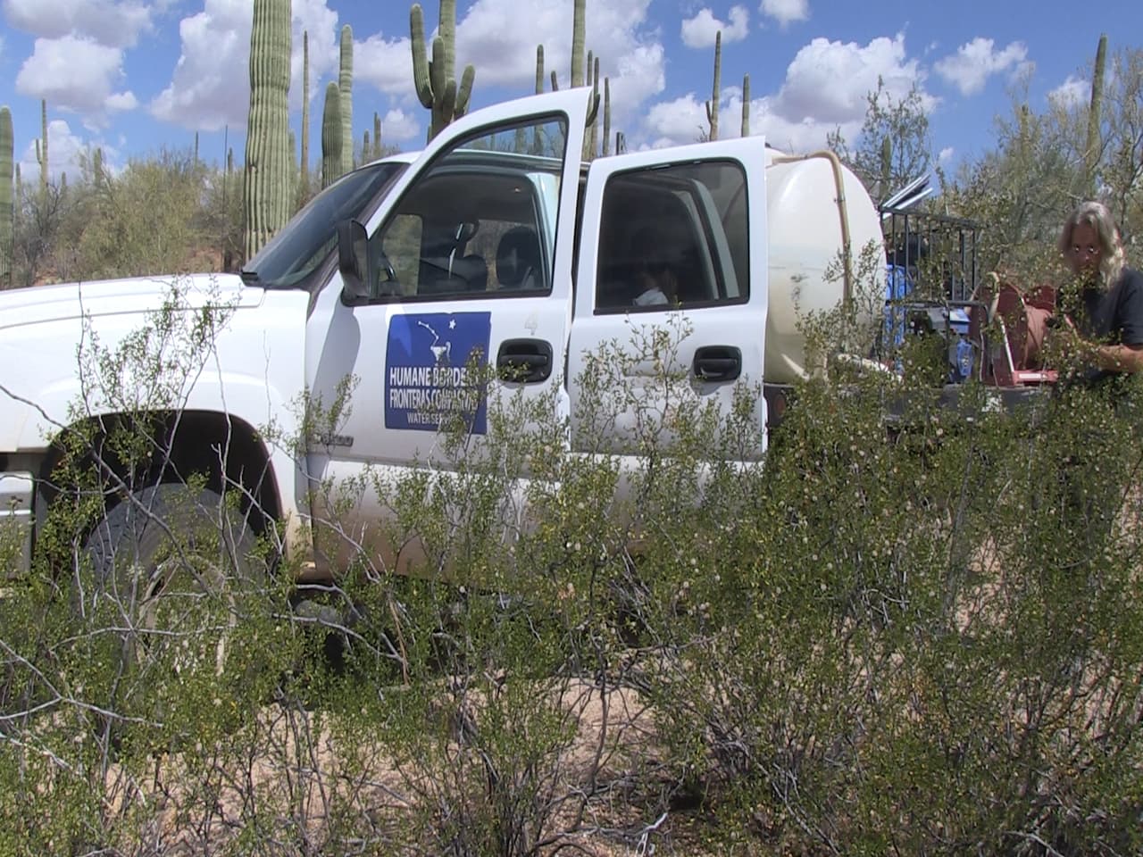 Joel viaja cientos de millas tres veces a la semana para cargar las estaciones de agua