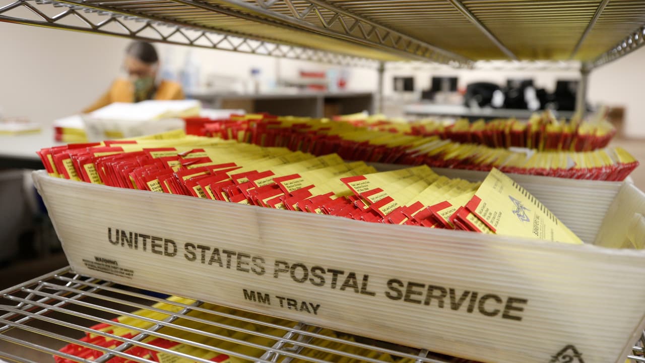 Faltan por contar unos 99,000 votos por correo en Carolina del Norte, según la junta electoral 