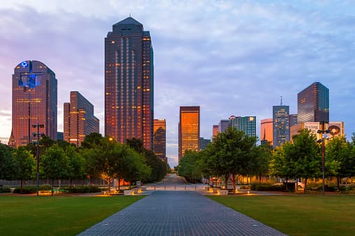 <b>Código Postal: </b>
<br>75205 
<br>Dallas, Texas 
<br>
<b>Renta promedio: </b> 
<br>$2,791 
<br>El ingreso familiar promedio para Dallas fue de $79,893 en 2017.