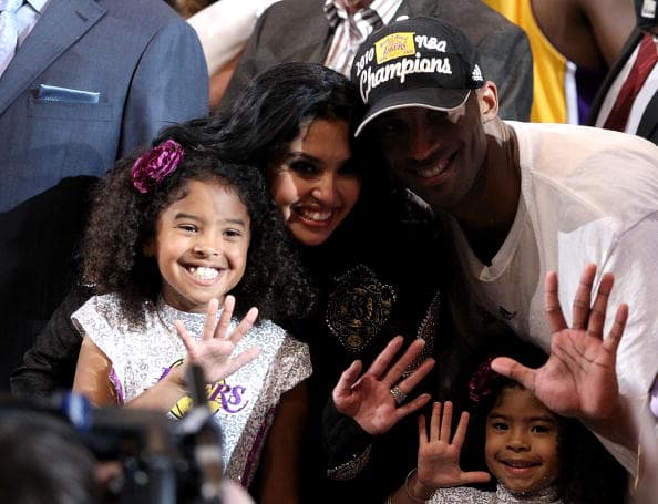 Kobe Bryant junto a su esposa e hijas. De izquierda a derecha Natalia, Vanessa y Gianna, después de
<a href="https://www.univision.com/noticias/89-67-los-lakers-desdibujan-a-los-celtics-y-fuerzan-el-septimo-partido">la victoria de los Lakers</a> sobre los
<a href="https://www.univision.com/temas/boston-celtics">Celtics de Boston</a> en el séptimo juego de la final de 2010.