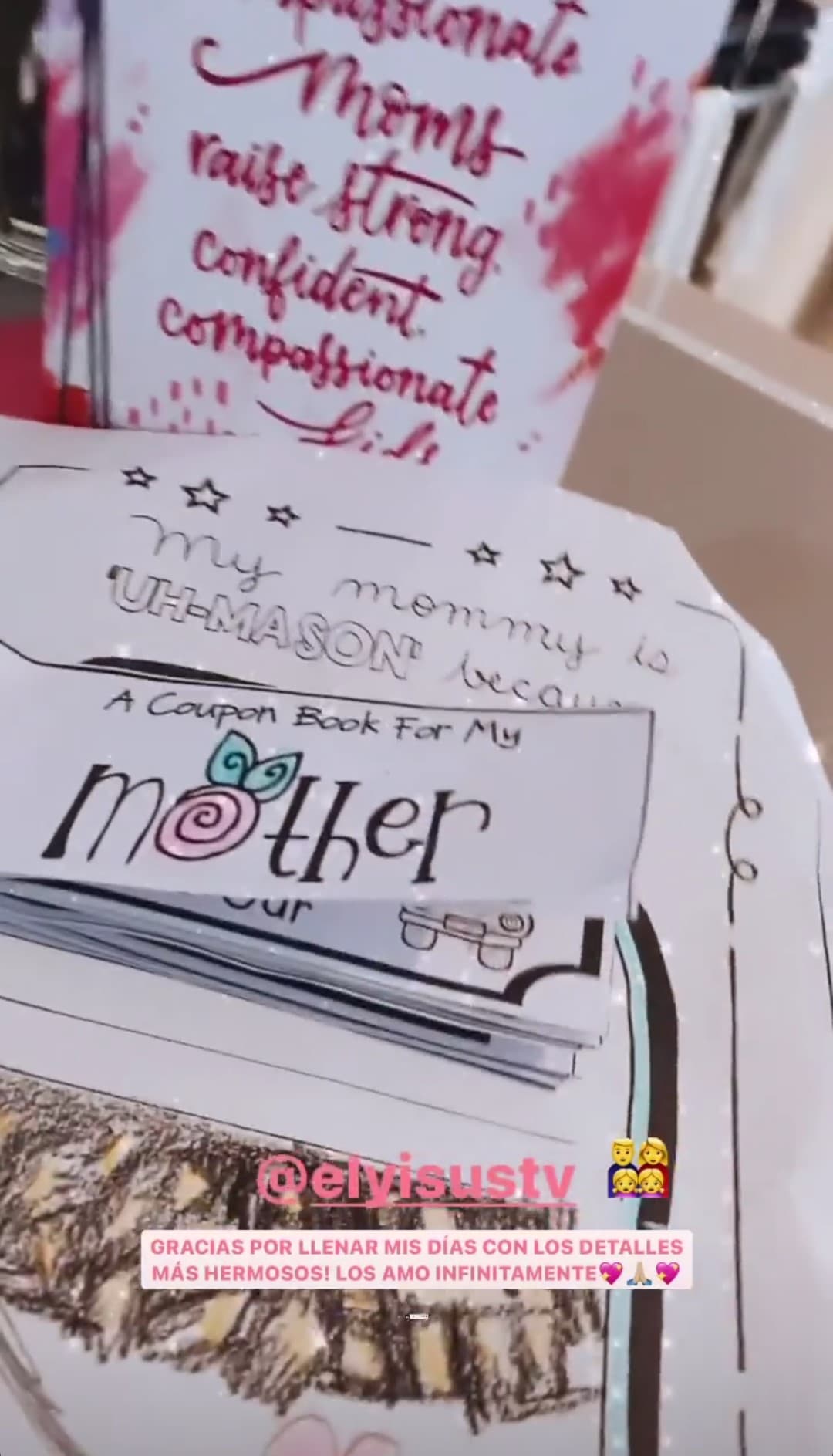 La esposa de Yisus mostró en las redes los regalos que recibió este día especial de parte de sus niñas.