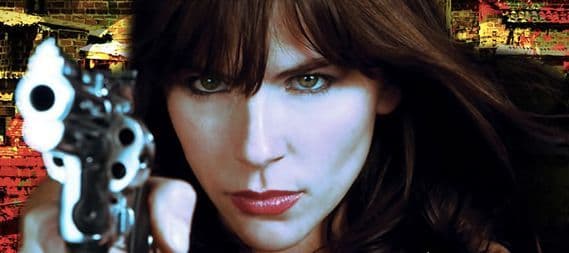 Es víctima de violaciones y adopta su apodo de "Rosario Tijeras" cuando corta los genitales de un pandillero que abusó de ella.