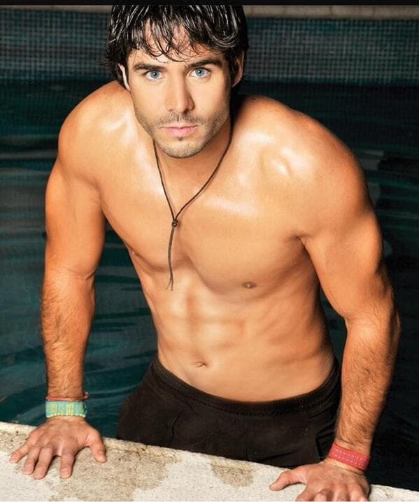 Si de ojos bonitos hablamos no podemos dejar fuera a José Ron.