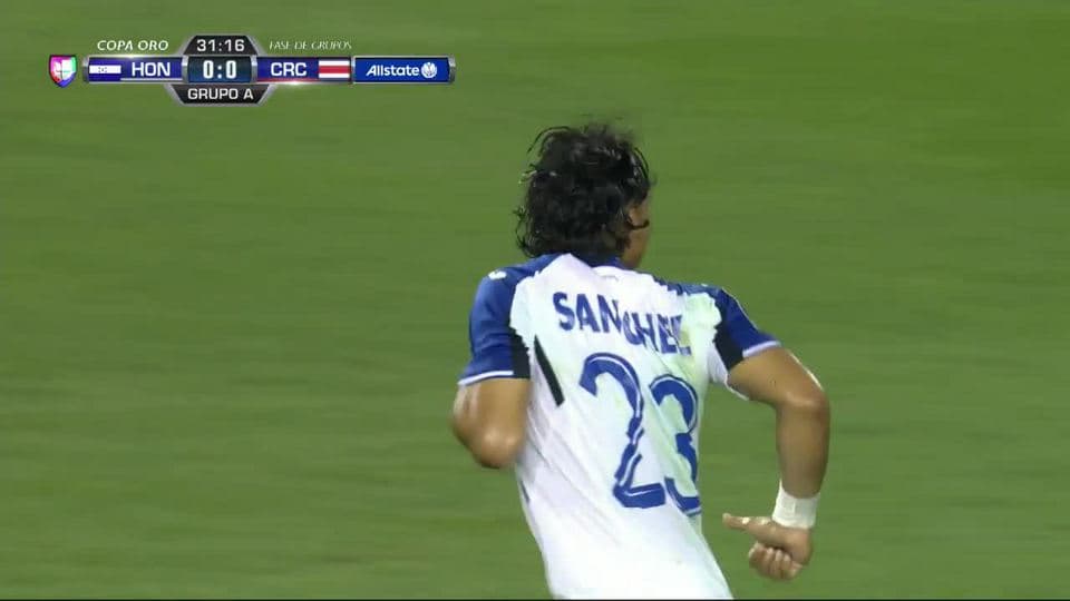 Disparo afuera de Carlos Sánchez