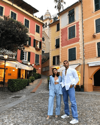 A través de su cuenta de Instagram, Younes Bendjima también compartió una fotografía donde posa junto a su novia de 39 años.