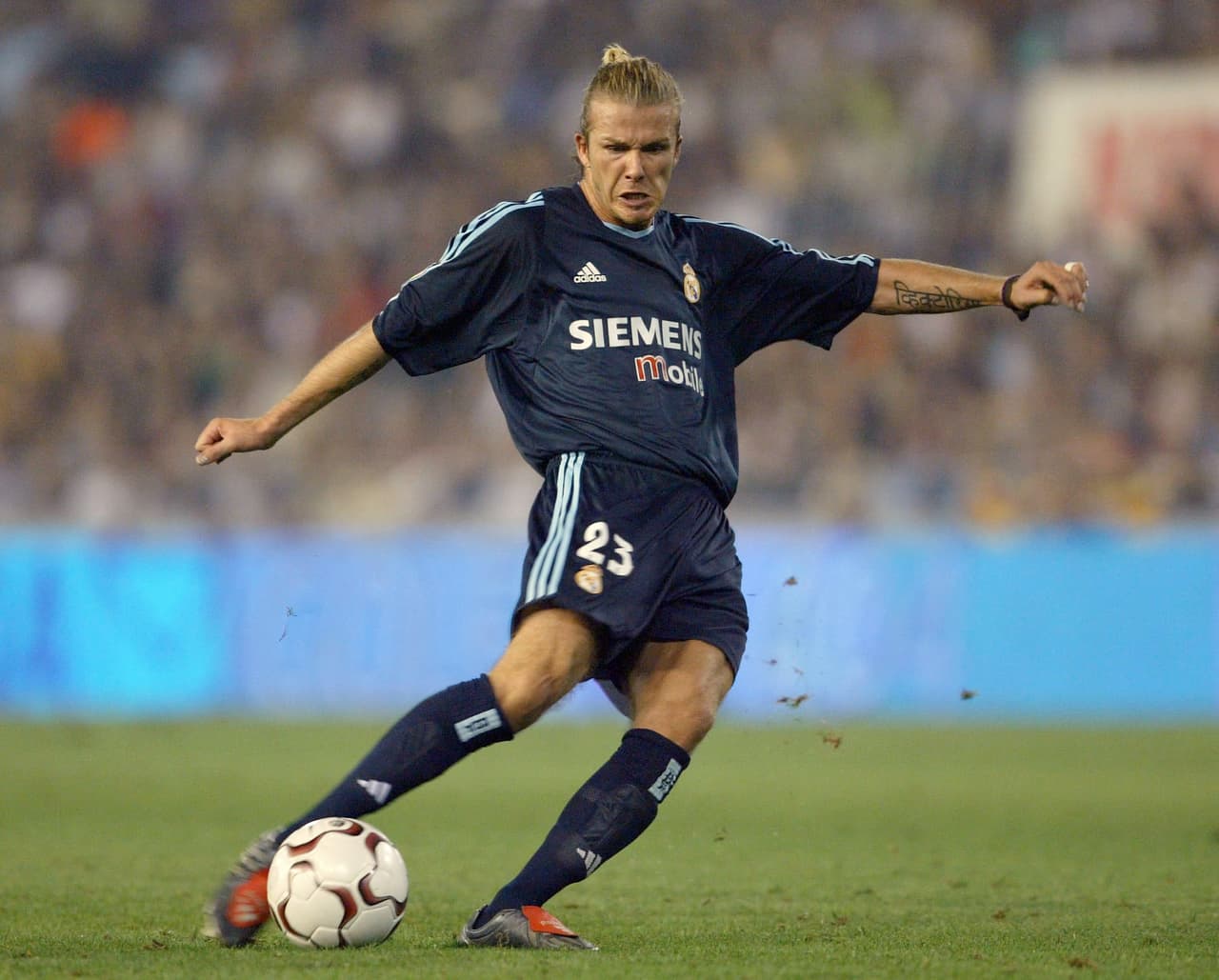 No es una moda tan reciente, pues tan solo con mirar al pasado, en el año 2003, David Beckham ocupaba este peinado cuando jugaba para el Real Madrid. Entonces, ¿Todos le han copiado al inglés?