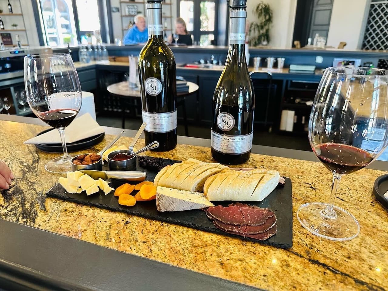 Entre las principales variedades de uvas cultivadas tintas en California son Cabernet Sauvignon, Pinot Noir, Merlot, Syrah, Zinfandel entre otras. Y para las variedades blancas, las dos más importantes son la Chardonnay y la Sauvignon Blanc.
<br>